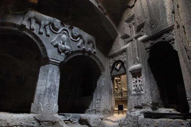 Một phòng bằng đá trong đền thờ Geghard, tu viện Armenia thế kỷ 13.